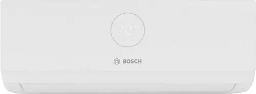 Weißes Klimagerät mit digitaler Anzeige und Logo von Bosch. Das Gerät hat eine flache Bauform und ist für die Wandmontage geeignet.
